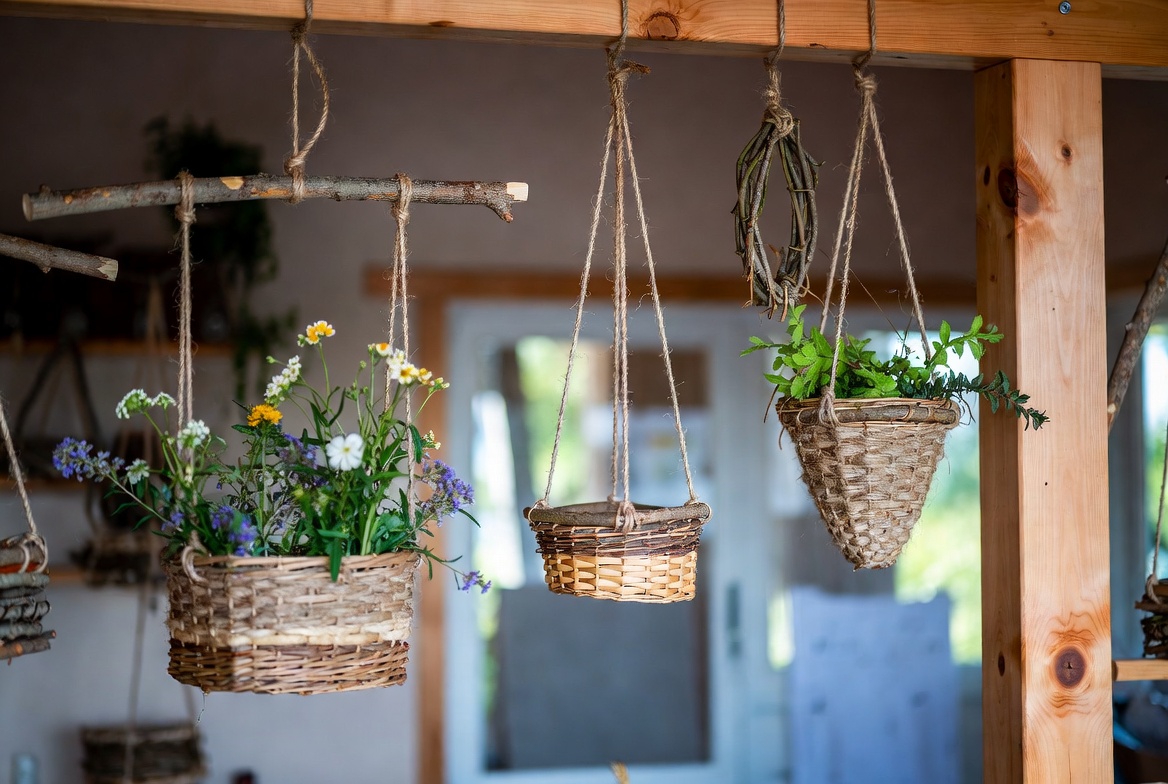 Bushcraft-Style Hangers Creative Ways to Display Plants in Baskets
