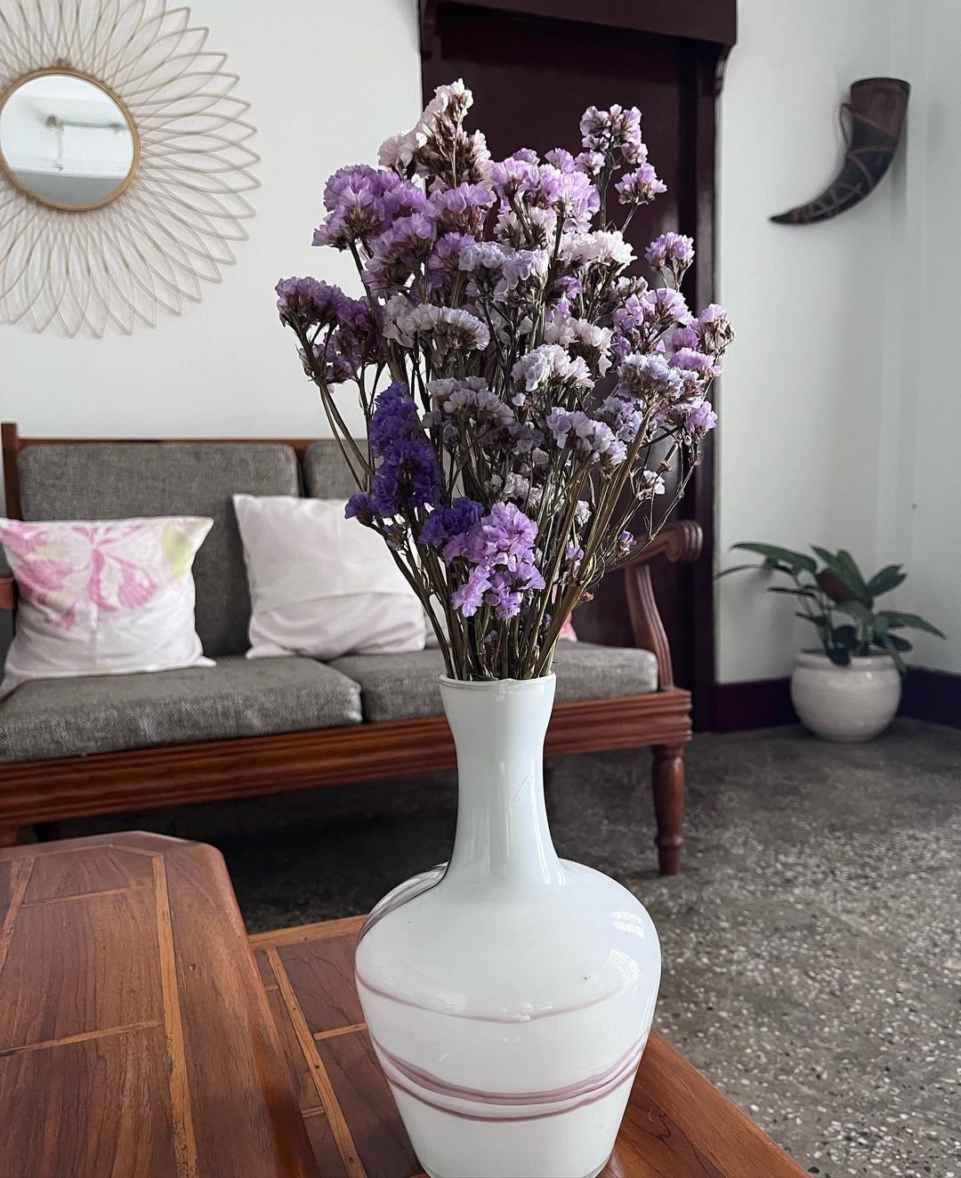 A vase with purple Statice flowers.