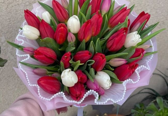 Creating the Perfect Bouquet of Roses and Tulips : A Florist's Guide (2024)