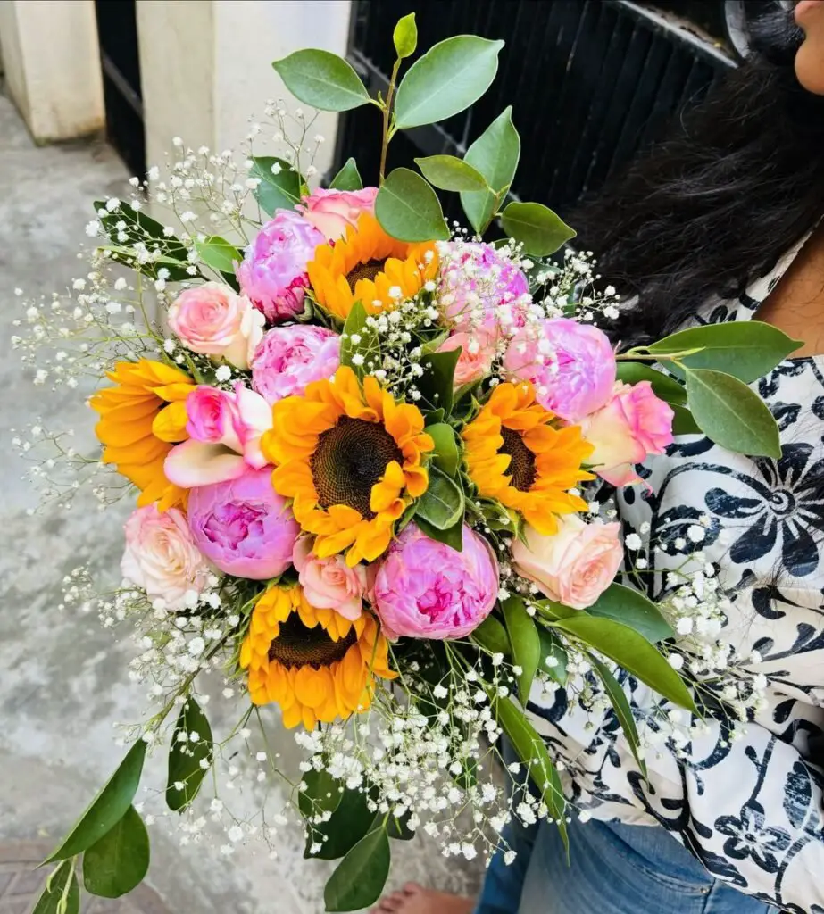 Flower bouquets are artistic arrangements of flowers, often combining different colors, textures, and scents, used for decoration or as gifts to express emotions like love, gratitude, or sympathy.