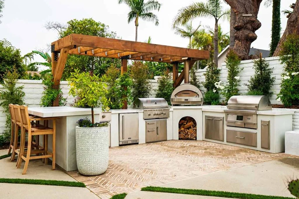 Luxurious Outdoor Kitchen